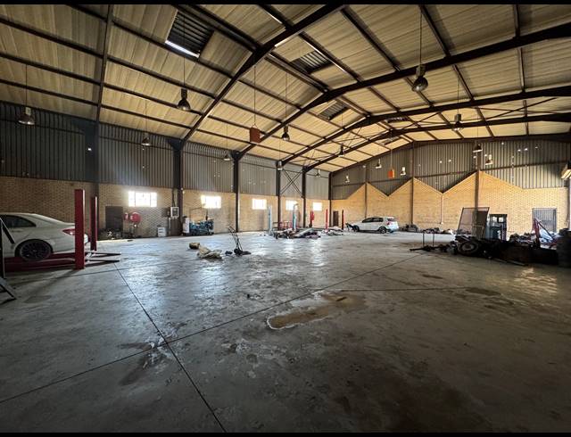 1,100M² WAREHOUSE TO LET IN ROBERTVILLE